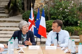 Tổng thống Pháp Emmanuel Macron và Thủ tướng Anh Theresa May trong cuộc gặp tại Bormes-les-Mimosas, miền nam nước Pháp ngày 3/8. Ảnh: (Nguồn: AFP/TTXVN)