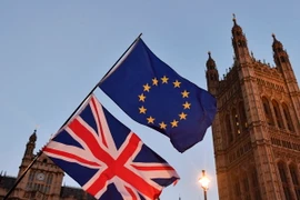 Cờ Anh (phía dưới) và cờ EU (phía trên) tại London. (Ảnh: AFP/TTXVN )