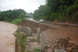 Quốc lộ 6 đoạn qua xã Chiềng Hặc, huyện Yên Châu, Sơn La hư hỏng nặng do mưa lũ. (Ảnh: Nguyễn Chiến/TTXVN)