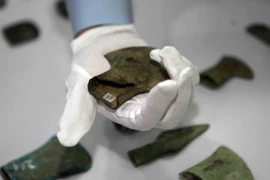 Các hiện vật được Đại sứ quán Việt Nam tại Cộng hòa Liên bang Đức bàn giao cho Bảo tàng Lịch sử quốc gia. (Ảnh: Thanh Tùng/TTXVN)