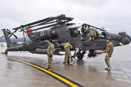 Máy bay chiến đấu Apache của quân đội Mỹ tới căn cứ không quân ở Ramstein, miền tây Đức ngày 22/2/2017. (Nguồn: AFP/ TTXVN)