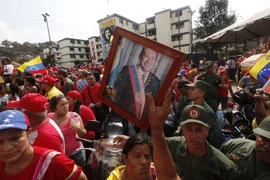 Người dân tiễn đưa nhà lãnh đạo Hugo Chavez. (Nguồn: THX/TTXVN)
