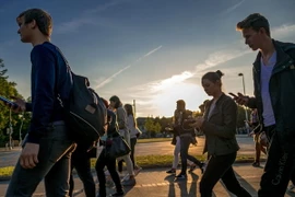 Thanh niên Đức chơi Pokemon Go tại Hanover. (Nguồn: EPA/TTXVN)