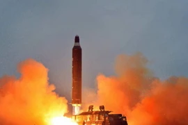 Một vụ phóng tên lửa tầm trung Musudan của Triều Tiên được tiến hành ở thành phố miền tây Wonsan dưới sự chứng kiến của nhà lãnh đạo Triều Tiên Kim Jong-un, ngày 23/6/2016. (Nguồn: Yonhap/TTXVN)