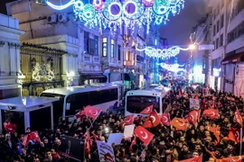 Người dân Thổ Nhĩ Kỳ biểu tình bên ngoài lãnh sự quán Hà Lan ở Istanbul, phản đối việc Hà Lan không cho phép Ngoại trưởng Thổ Nhĩ Kỳ Mevlut Cavusoglu nhập cảnh bằng đường hàng không vào nước này ngày 11/3. (Nguồn: AFP/TTXVN)