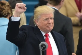 Tổng thống đắc cử Donald Trump đọc lời tuyên thệ tại Washington, DC, ngày 20/1. (Nguồn: AFP/TTXVN)