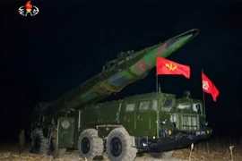 Vận chuyển các tên lửa đạn đạo của Triều Tiên trong cuộc diễn tập quân sự của đơn vị pháo binh Hwasong. (Nguồn: YONHAP/TTXVN)