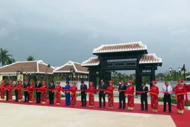 Các đại biểu cắt băng khánh thành Khu lưu niệm. (Ảnh: Nguyễn Sơn /TTXVN)
