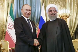 Tổng thống Nga Vladimir Putin gặp Tổng thống Iran Hassan Ro​uhani​. (Nguồn: AP)