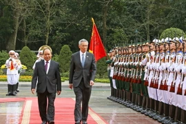 Thủ tướng Nguyễn Xuân Phúc và Thủ tướng Singapore duyệt đội danh dự Quân đội nhân dân Việt Nam. (Ảnh: Thống Nhất/TTXVN)