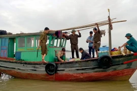 Một tàu cá vi phạm bị thu giữ tại Quảng Ninh năm 2016. (Ảnh: Nguyễn Hoàng-TTXVN)