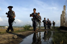 Cảnh sát Myanmar tuần tra tại khu vực Maungdaw, bang Rakhine ngày 14/10. (Nguồn: AP/TTXVN)