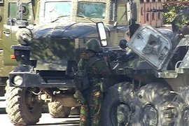 Cảnh sát chống xung đột Nga trong một chiến dịch của cảnh sát tại thủ phủ Makhachkala ở Dagestan. (Nguồn: AFP/TTXVN)