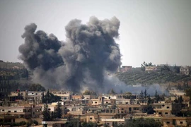 Khói bốc lên sau một đợt không kích ở Deraa ngày 23/2. (Nguồn: AFP/TTXVN)