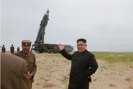 Nhà lãnh đạo Triều Tiên Kim Jong-un giám sát vụ thử tên lửa tầm trung Musudan ở thành phố Wonsan ngày 23/6/2016. (Nguồn: YONHAP/TTXVN)