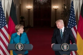 Tổng thống Mỹ Donald Trump (phải) và Thủ tướng Đức Angela Merkel (trái) đã có cuộc hội đàm thượng đỉnh đầu tiên tại Nhà Trắng kể từ khi ông Trump trở thành Tổng thống thứ 45 của Hoa Kỳ. (Nguồn: EPA/TTXVN)