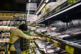 Thịt đóng gói được bày bán tại siêu thị ở Hong Kong, Trung Quốc ngày 21/3. (Nguồn: AFP/TTXVN)