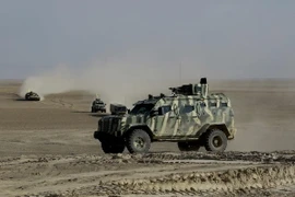 Liên minh các chiến binh người Arab và người Kurd do Mỹ hậu thuẫn mở cuộc truy quét các tay súng IS gần làng Bir Fawaz, cách Raqa khoảng 20km ngày 8/2. (Nguồn: AFP/TTXVN)