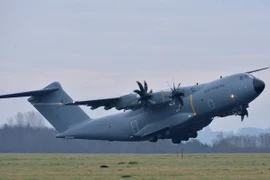 Máy bay Airbus A400M cất cánh từ căn cứ không quân Bundeswehr ở Jagel, miền bắc nước Đức ngày 10/12/2015. (Nguồn: AFP/TTXVN)