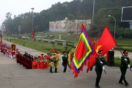 Đoàn hành lễ hướng về đỉnh núi Nghĩa Lĩnh. (Ảnh: Trung Kiên/TTXVN)