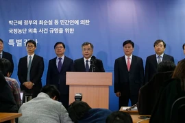 Các công tố viên tại cuộc họp báo tuyên bố kết luận về vụ bê bối chính trị liên quan tới việc Tổng thống Park Geun-hye cấu kết với bạn thân Choi Soon-sil nhận hối lộ từ Samsung tại văn phòng công tố đặc biệt ở Seoul, Hàn Quốc ngày 6/3. (Nguồn: EPA/TTXVN)