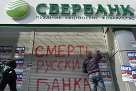 Chi nhánh ngân hàng Sberbank của Nga tại Kiev, Ukraine ngày 10/3. (Nguồn: AFP/TTXVN)