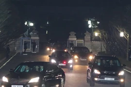 Chiếc ôtô (trước) chở bà Park Geun-hye rời Nhà Xanh ở Seoul ngày 12/3. (Nguồn: YONHAP/TTXVN)