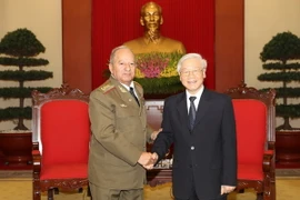 Tổng Bí thư Nguyễn Phú Trọng tiếp Thượng tướng Leopoldo Cintra Frías, Ủy viên Bộ Chính trị, Bộ trưởng Bộ các Lực lượng Vũ trang Cách mạng Cuba đang thăm hữu nghị chính thức Việt Nam. (Ảnh: Trí Dũng/TTXVN)
