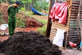 Hiện trường cơ sở pha trộn tạp chất vào hạt tiêu. (Ảnh: Chí Tưởng/TTXVN)