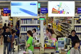 hách hàng mua sắm tại một cửa hàng bán lẻ ở Seoul ngày 7/9/2015. (Nguồn: AFP/TTXVN)