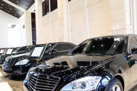 Những chiếc xe Mercedes-Benz được bán tại buổi đấu giá. (Ảnh: Phạm Kiên/Vietnam+)