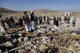 Cảnh đổ nát sau một đợt không kích ở quận Arhab, cách thủ đô Sanaa (Yemen) 40 km về phía bắc ngày 16/2. (Nguồn: AFP/TTXVN)