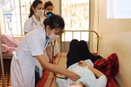 Các y bác sỹ thăm khám cho các nữ tu. (Ảnh: Dương Giang/TTXVN)