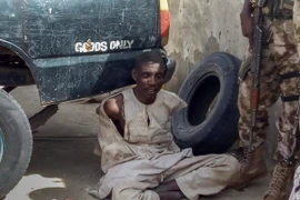 Một nghi can khủng bố thuộc nhóm phiến quân Boko Haram bị bắt giữ ở Rann, Nigeria ngày 20/1. (Nguồn: EPA/TTXVN)