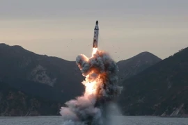 Tên lửa đạn đạo chiến lược của Triều Tiên được phóng từ tàu ngầm tại một địa điểm bí mật ở Triều Tiên.(Nguồn: EPA/TTXVN)