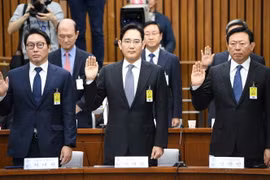 (từ trái sang): Chủ tịch Tập đoàn SK Chey Tae-Won, Phó Chủ tịch Samsung Lee Jae-yong và Chủ tịch Lotte Shin Dong-Bin tại phiên điều trần của Quốc hội Hàn Quốc ở thủ đô Seoul ngày 6/12/2016. (Nguồn: AP/TTXVN)