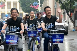 Đoàn viên thanh niên ngành Điện lực đạp xe tuyên truyền, hưởng ứng chiến dịch Giờ Trái đất năm 2017. (Ảnh: Ngọc Hà/TTXVN)