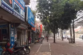 Người dân trên phố Hồ Tùng Mậu chấp hành để xe theo vạch kẻ sơn tạo thông thoáng cho vỉa hè. (Ảnh: Nguyễn Thắng/TTXVN)