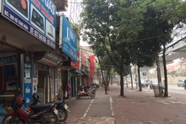 Người dân trên phố Hồ Tùng Mậu chấp hành để xe theo vạch kẻ sơn tạo thông thoáng cho vỉa hè. (Ảnh: Nguyễn Thắng/TTXVN)