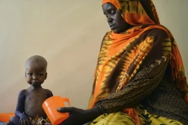 Chăm sóc trẻ em Somalia bị suy dinh dưỡng tại bệnh viện địa phương ở thị trấn Baidoa, thủ phủ vùng Bay, miền tây nam Somalia ngày 15/3. (Nguồn: AFP/TTXVN)