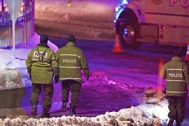 Cảnh sát làm nhiệm vụ tại hiện trường vụ xả súng ở Quebec, Canada ngày 30/1. (Nguồn: EPA/TTXVN)