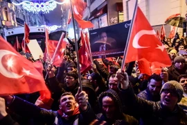 Người dân Thổ Nhĩ Kỳ biểu tình bên ngoài lãnh sự quán Hà Lan ở Istanbul, phản đối việc Hà Lan không cho phép Ngoại trưởng Thổ Nhĩ Kỳ Mevlut Cavusoglu nhập cảnh bằng đường hàng không vào nước này ngày 11/3. (Nguồn: AFP/TTXVN)