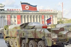 Một tên lửa đạn đạo tầm trung của Triều Tiên được giới thiệu tại lễ duyệt binh ở thủ đô Bình Nhưỡng tháng 10/2015. (Nguồn: Kyodo/TTXVN)