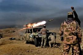 Quân đội Iraq bắn tên lửa vào các mục tiêu của IS trong chiến dịch quân sự tại Mosul. (Nguồn: AFP/TTXVN)