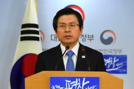 Quyền Tổng thống kiêm Thủ tướng Hàn Quốc Hwang Kyo-Ahn phát biểu tại Seoul ngày 10/3. (Nguồn: AFP/TTXVN)