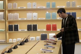Máy tính bảng của Apple được trưng bày tại một cửa hàng ở Cupertino, bang California. (Nguồn: AP/TTXVN)