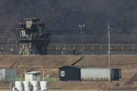 Điểm canh gác của Hàn Quốc (phía trước) ở khu vực biên giới giữa hai miền Triều Tiên ngày 6/3. (Nguồn: EPA/TTXVN)