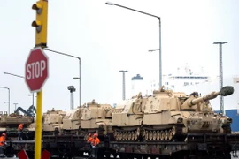 Xe quân sự Mỹ tới Bremerhaven, miền bắc Đức ngày 7/1. (Nguồn: EPA/TTXVN)