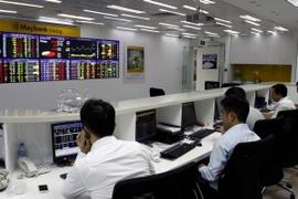 Giao dịch chứng khoán tại Sàn Maybank KimEng (TP. Hồ Chí Minh) sáng 4/3. (Ảnh minh họa: Hoàng Hải/TTXVN)