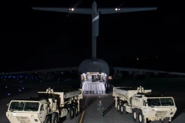 Các thiết bị của hệ thống THAAD được vận chuyển từ Mỹ tới Hàn Quốc ngày 6/3. (Nguồn: THX/TTXVN)